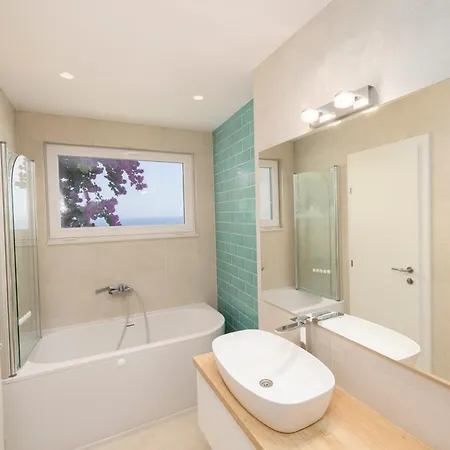 Beachfront Comfort Apartment Nives Tucepi Exterior photo