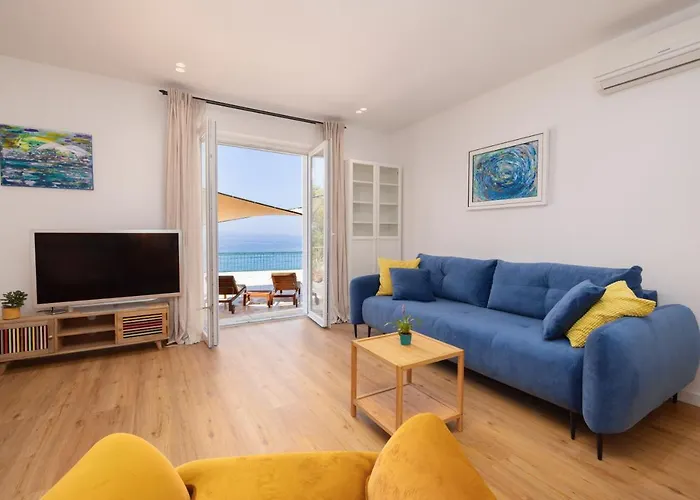Beachfront Comfort Apartment Nives